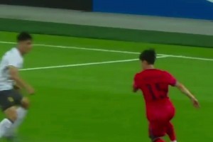 球迷：不尬黑，這倆球顏駿凌真的盡力了，第一個(gè)誰來也守不住