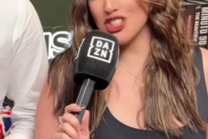 眼睛不知道看哪~羅馬諾兩個美女主持簇擁~看起來有點羞澀呀