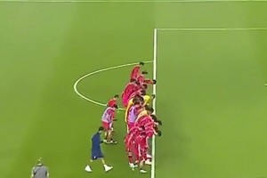 韓國(guó)球員賽后向國(guó)足球迷致謝，這場(chǎng)真的態(tài)度差距太大了