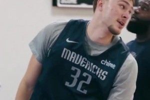 過兩天要和布朗尼對決了弗拉格訓(xùn)練中暴扣，展現(xiàn)強悍天賦