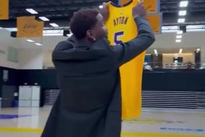 艾頓一身黑西服現(xiàn)身湖人訓(xùn)練館手捧新賽季5號(hào)球衣！