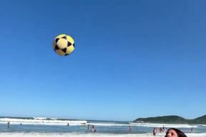 巴西人的基因！美女還可以臀部傳球