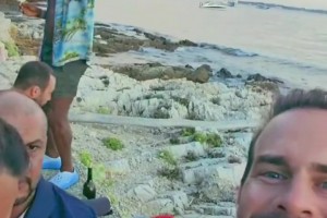 社牛老頭！正在度假的老詹看到路人的鏡頭比了個耶?