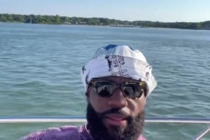 詹姆斯乘坐快船出海 放假的日子真舒服啊