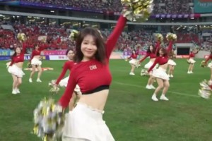 祝您健康長(zhǎng)壽！實(shí)拍：北京球迷為北京足球教父送上掌聲