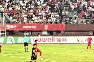 韓國(guó)球員進(jìn)球后挑釁，現(xiàn)場(chǎng)中國(guó)球迷也不慣著