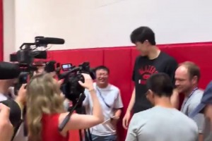 人氣很旺??！30多家媒體出席楊瀚森首次夏聯(lián)采訪