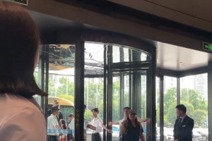 布勞恩都開(kāi)始練習(xí)持球三分了，掘金下賽季得強(qiáng)成什么樣？