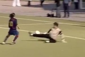 二十幾年一直輕松過人！梅西年少時期的過人片段！