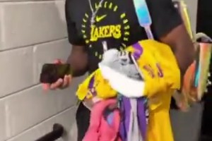 即將對(duì)抗?fàn)钤?！湖人主力布朗尼抵達(dá)場(chǎng)館