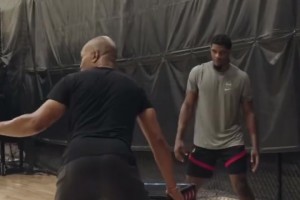 苦練投射！亨德森在費(fèi)舍爾指導(dǎo)下進(jìn)行投籃訓(xùn)練！真挺有效??！