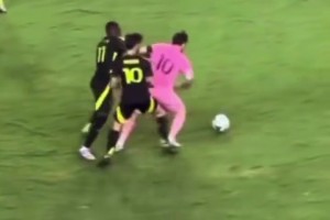 腳下技術(shù)這塊…！兩人圍搶梅西，是真搶不過(guò)啊