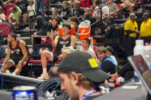 今天打嗨了！楊瀚森坐在替補席上顯得十分開心，還豎大拇指！