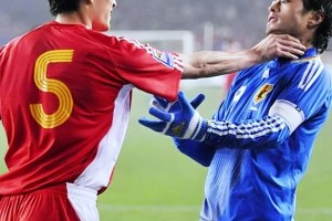 國足VS日本東亞杯名場面，李瑋鋒霸氣教育日本隊長