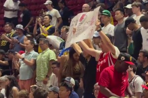 致敬大郅！開(kāi)拓者現(xiàn)場(chǎng)一名中國(guó)球迷舉牌“小楊，哥們來(lái)了！”