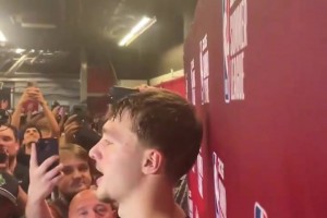 比賽結(jié)束后弗拉格接受記者采訪！網(wǎng)友都在喊“水”,你覺得呢?