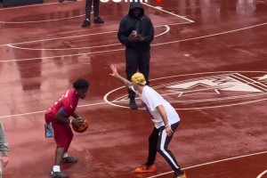 歐文現(xiàn)身庫珀·弗拉格的夏季聯(lián)賽首秀現(xiàn)場，還是這么帥氣！