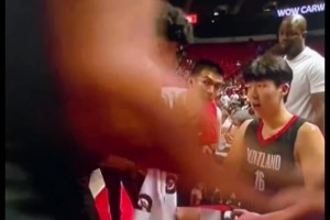 懂事兒！開(kāi)拓者小后衛(wèi)卡頓最后一攻浪投，下場(chǎng)后找楊瀚森握手道歉