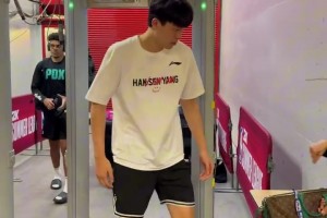 即將迎來(lái)首秀！楊瀚森拎著LV包包抵達(dá)夏聯(lián)現(xiàn)場(chǎng)