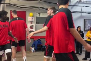 楊瀚森和隊(duì)友們準(zhǔn)備入場(chǎng)！看起來(lái)身材比所有人都高大得多！