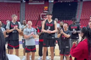 文化輸出！楊瀚森為隊(duì)友唱中文版生日快樂(lè)歌