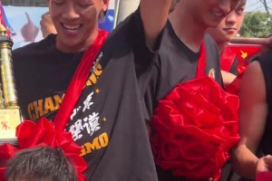 表現(xiàn)相當(dāng)出色！楊瀚森半場(chǎng)結(jié)束與隊(duì)友慶祝，笑得非常開(kāi)心！