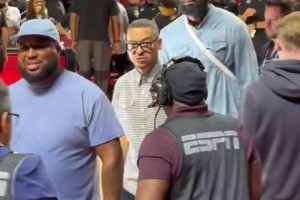 前來(lái)督戰(zhàn)湖人隊(duì)友詹姆斯抵達(dá)現(xiàn)場(chǎng)看兒子布朗尼夏季聯(lián)賽