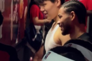 穿這白背心真帥！楊瀚森賽前在球員通道，與隊(duì)友聊的很火熱