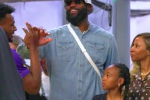 來看兒子了！老詹帶著老婆女兒來給布朗尼加油了