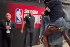 現(xiàn)場觀戰(zhàn)布朗尼！詹姆斯抱著女兒朱莉現(xiàn)身球員通道