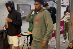 楊瀚森拎著LV包包抵達(dá)球館！今天能打出怎樣的表現(xiàn)？