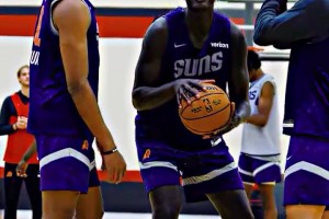 和楊瀚森一個經(jīng)紀人！馬盧阿奇在太陽隊內(nèi)訓練笑得很開心