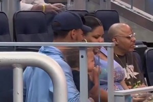 庫(kù)里抱著兒子觀賽，身旁坐一豐滿的大媽！