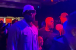 心系隊友詹姆斯抵達夏季聯(lián)賽現(xiàn)場督戰(zhàn)兒子布朗尼~