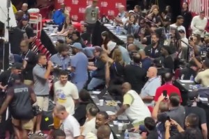 操碎了心！詹姆斯現(xiàn)身賭城夏聯(lián)，來觀看布朗尼比賽！