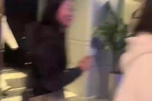 太招女孩喜歡了！楊瀚森此前被一群女球迷圍住拉扯