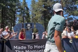 這比進(jìn)球還難啊！庫(kù)里背投超遠(yuǎn)三分卡籃架，自己都驚了