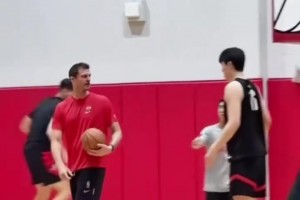 顯得翻譯好小一只開拓者給楊瀚森配的師傅是馬刺冠軍中鋒啊！