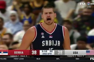 庫里此前在熱身賽連續(xù)打爆塞爾維亞外線，約基奇氣得砸球！