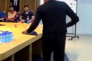 網友曬視頻：昔日恩里克更衣室內暴怒訓話，一巴掌拍飛桌子一箱水