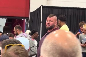 這也太大只了！網(wǎng)友現(xiàn)場拍到約基奇哥哥 難怪巴特勒避而遠之啊