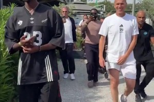 博格巴也是好起來了，能和齊達(dá)內(nèi)一起參加活動了，齊祖真低調(diào)