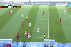 王鈺棟被犯規(guī)后惡狠狠瞪對(duì)手，央視解說(shuō)：不發(fā)脾氣才是本事