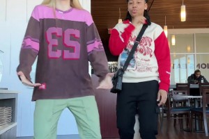 還是狀元好看！WNBA佩奇和布克斯面對(duì)鏡頭翩翩起舞