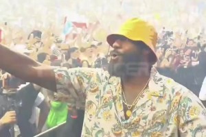 歲數(shù)到了是這樣老詹在演唱會現(xiàn)場這妥妥中年人自拍姿勢啊