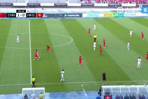 沒(méi)事吧！蒯紀(jì)聞終場(chǎng)時(shí)被中國(guó)香港球員擊倒，現(xiàn)場(chǎng)捂臉倒地