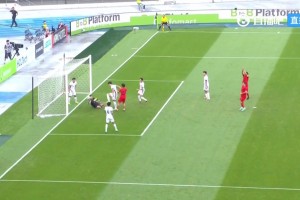 這下是點球嗎張玉寧的射門被擋后彈到門柱又擊中了后防的手臂