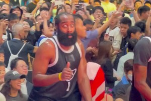 名場面！陳登星飛躍七人的暴扣，一旁的哈登直接看傻眼了