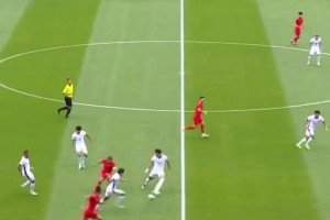 這球傳的是真好！徐新德布勞內(nèi)式轉(zhuǎn)移，最后張玉寧補(bǔ)射打偏