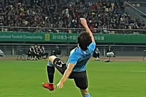 漫畫照進(jìn)現(xiàn)實(shí)！他這記倒鉤，是力量與美的完美結(jié)合！